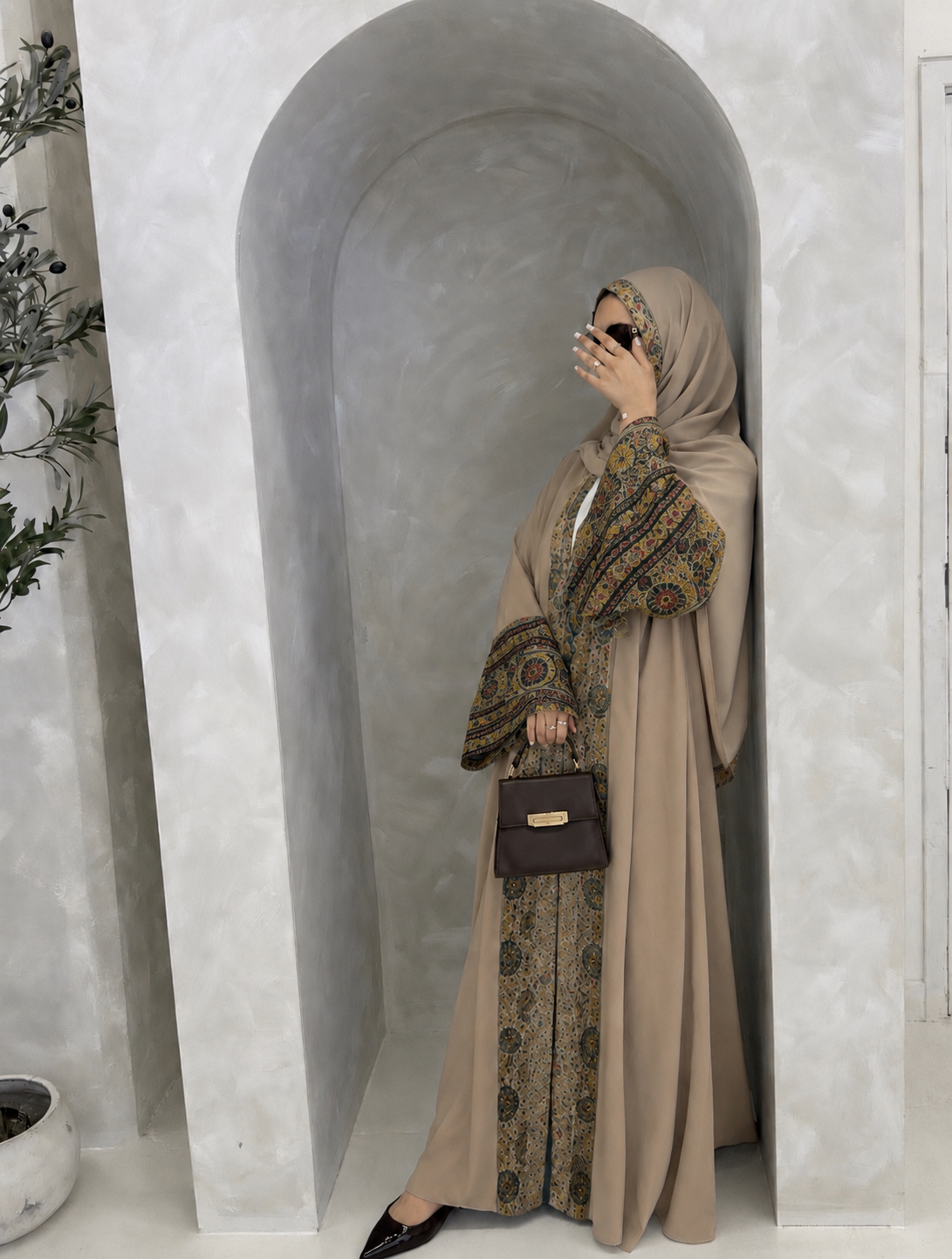 Beige Mosaic – Black Edition